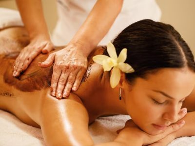 imgi_16_closeup-therapist-massaging-woman-s-back-hot-chocolate-spa-treatment_637285-2114