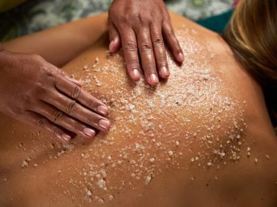 imgi_18_master-does-back-massage-with-special-oils-sea-salt-spa-treatments_175935-483