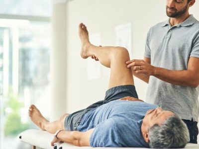 imgi_21_elderly-man-exercise-stretching-knee-with-physiotherapist-rehabilitation-wellness-fitness-senior-person-workout-legs-massage-manage