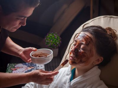 imgi_22_chocolate-mask-with-woman-master-beauty-saloon_176474-2954